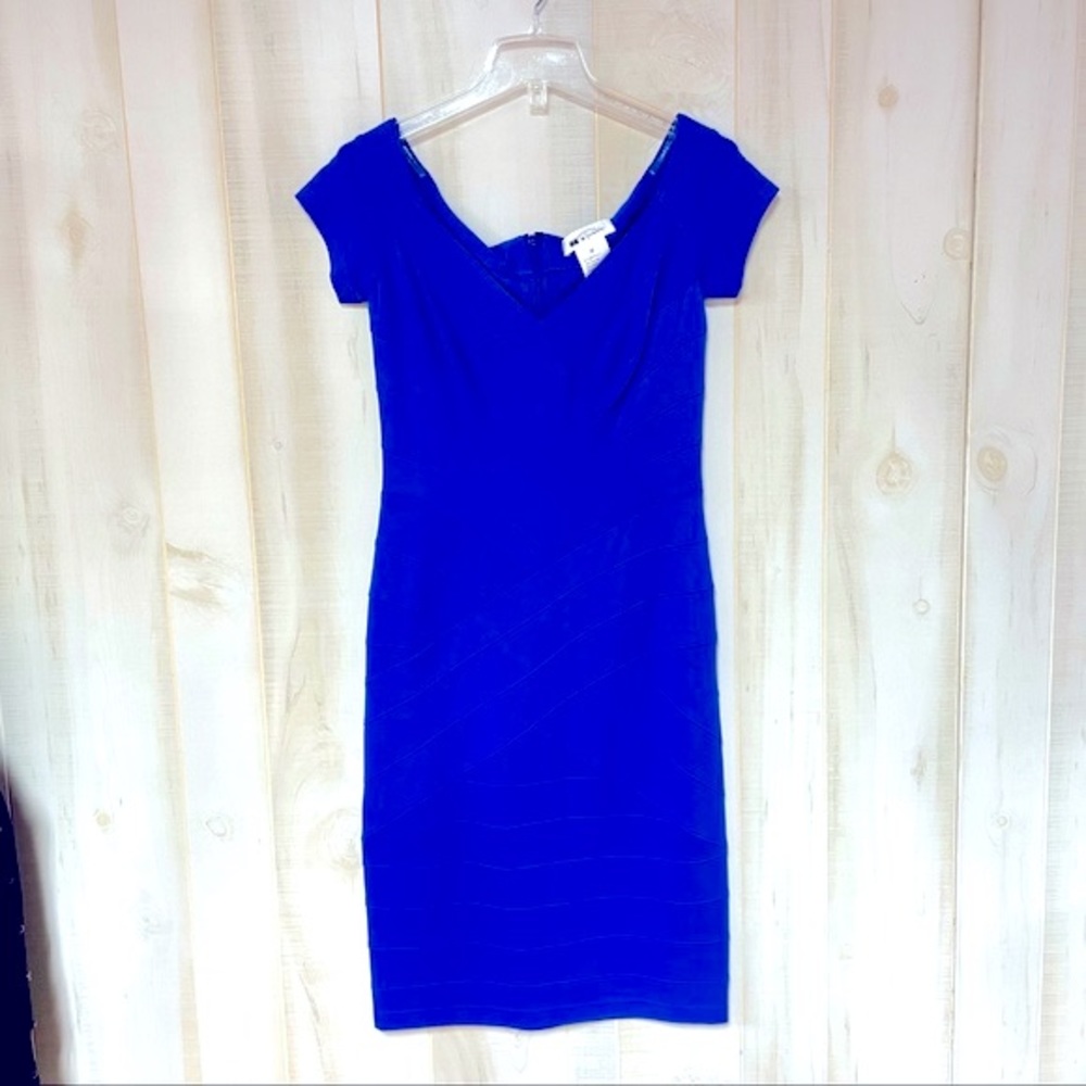 Tadashi Blue Sweetheart Neck Angle Stitched Dress Sz M V Neck Classic bodycon